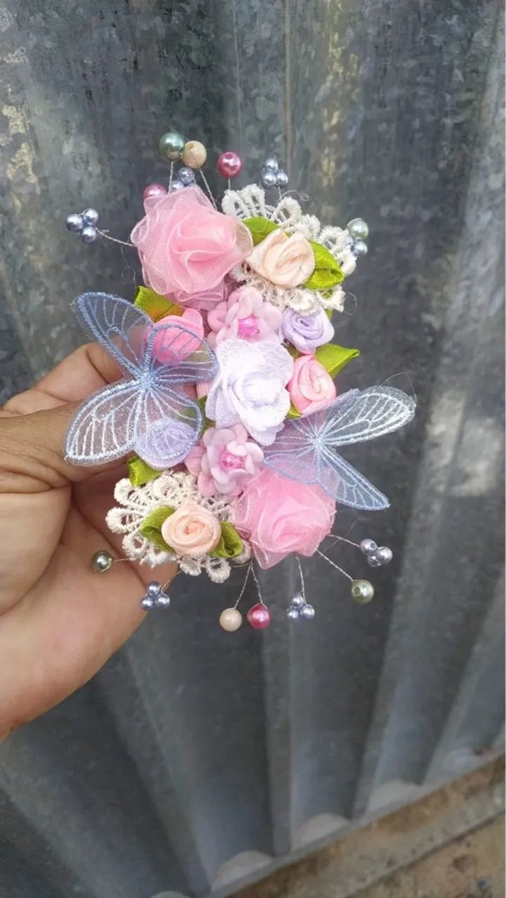 Enfeite de cabelo com flores e borboletas