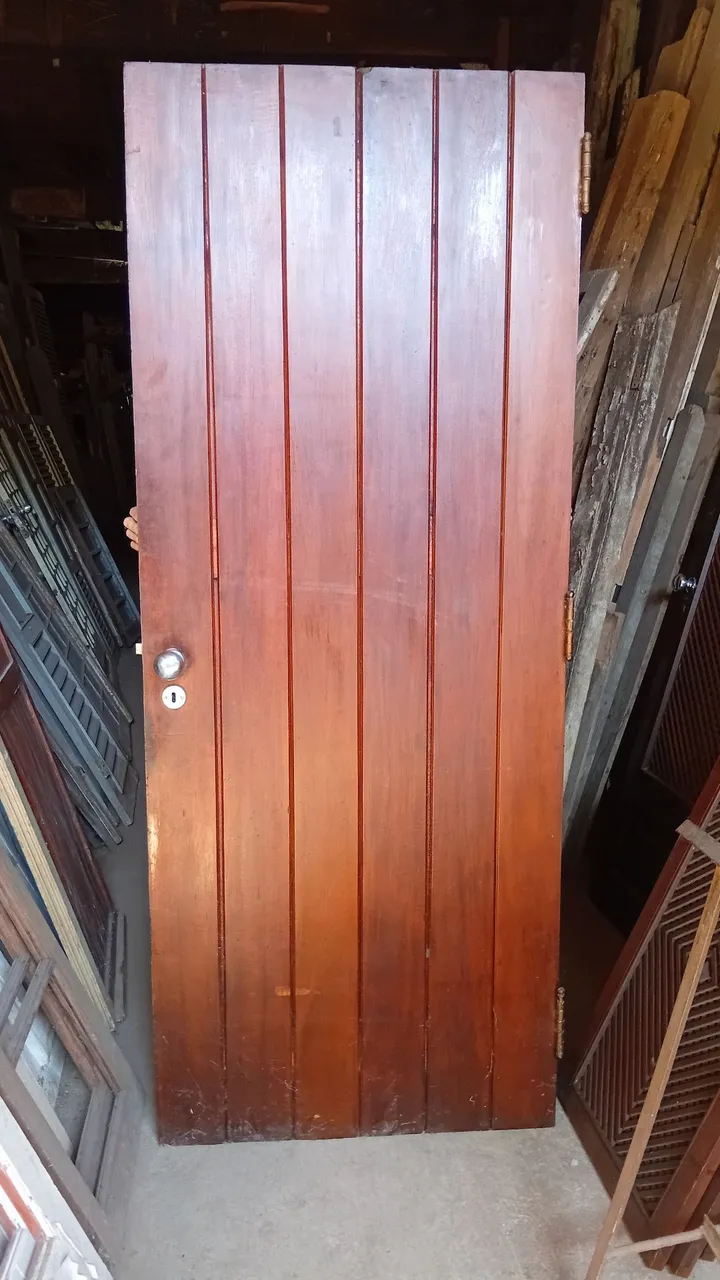 Porta de Madeira Maciça com Design Clássico