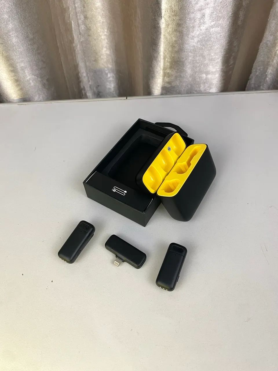 Kit com 2 Microfones Wireless + Encaixe Lightning - Funcional e Econômico - Foto 2