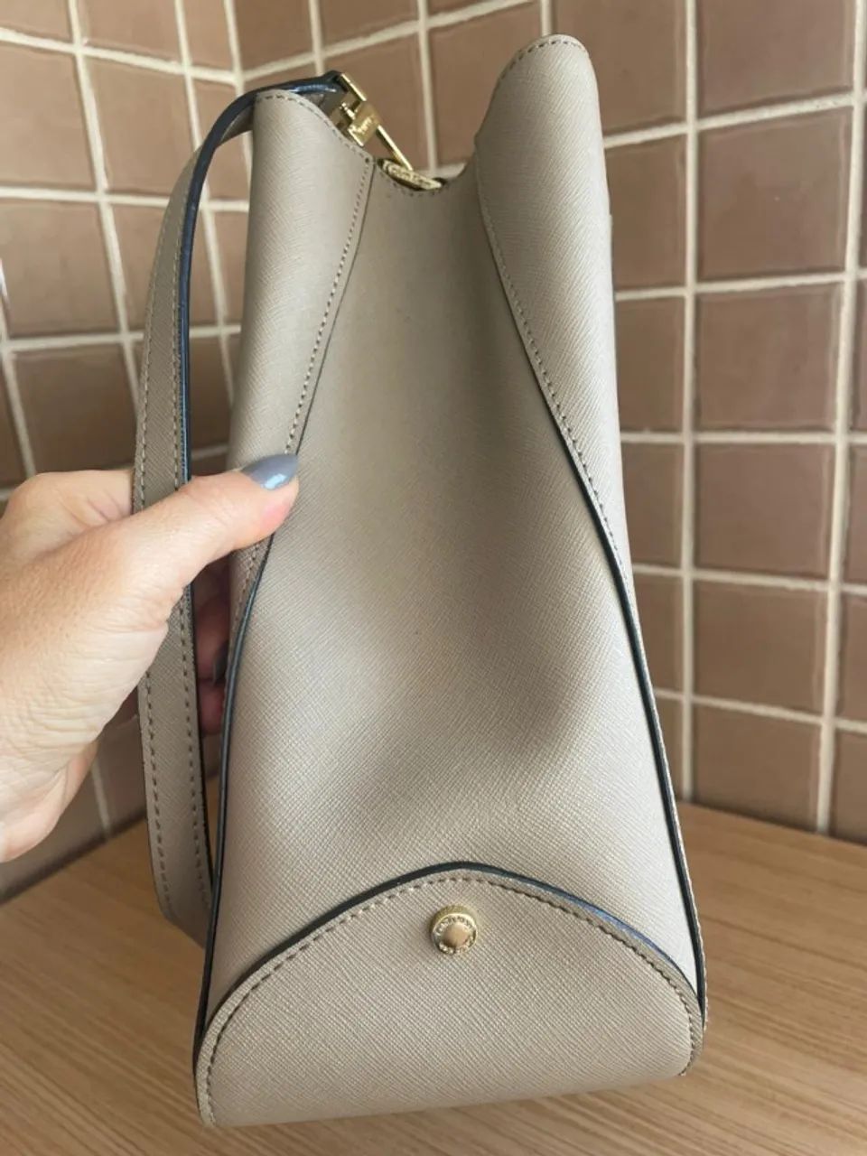 Bolsa calvin klein original bege média com alça ombro e alça transversal - Foto 3