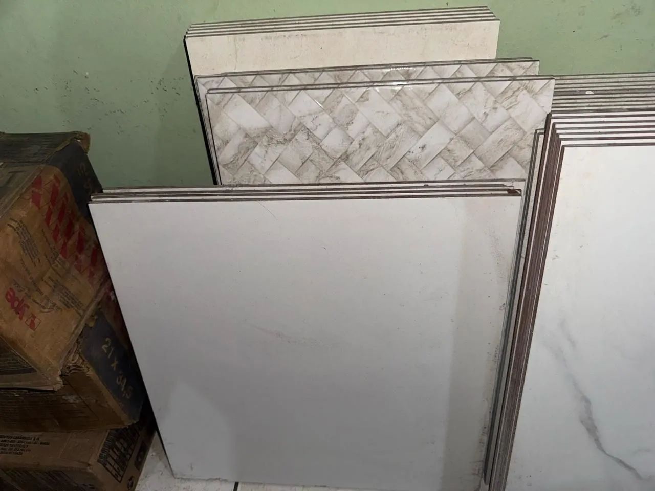 Piso Porcelanato Branco Marmorizado - Foto 2