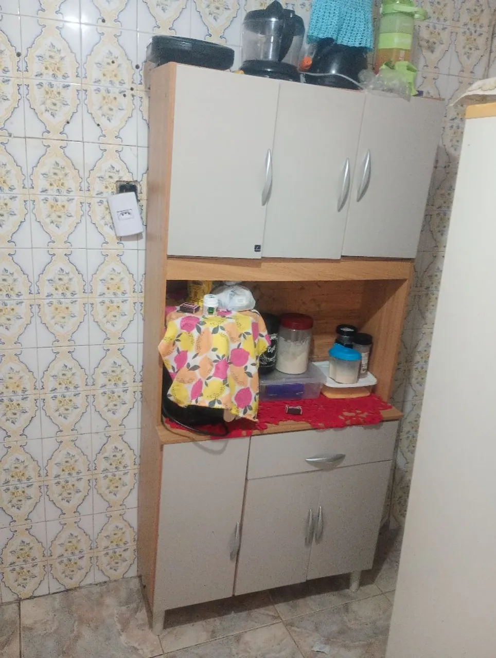 Armário de cozinha com bom espaço interno