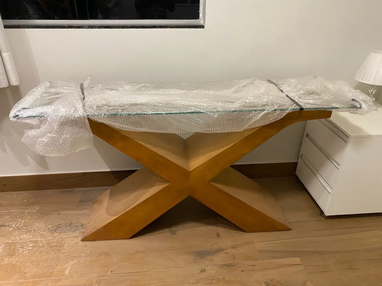 Mesa de centro em madeira com tampo de vidro - Foto 2