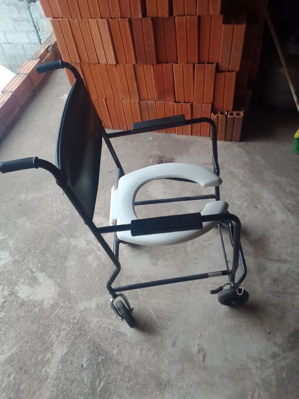 Cadeira de Banho com Rodas -  Conforto e Mobilidade - Foto 2