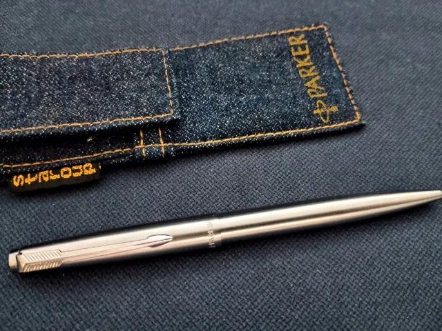 Caneta Parker em aço funcionando - Com estojo jeans Staroup