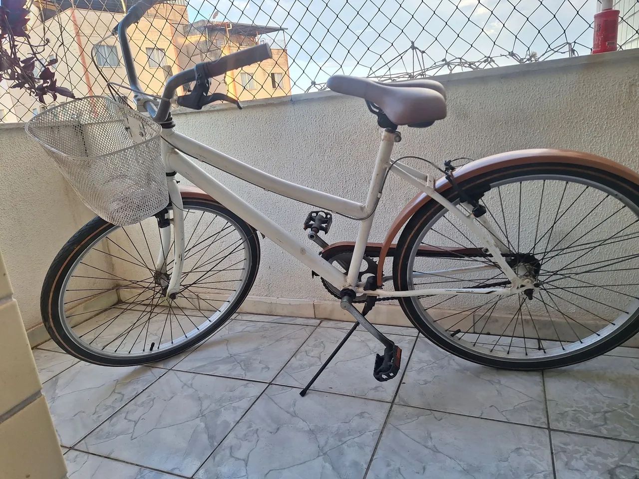 Bicicleta retrô branca e marrom