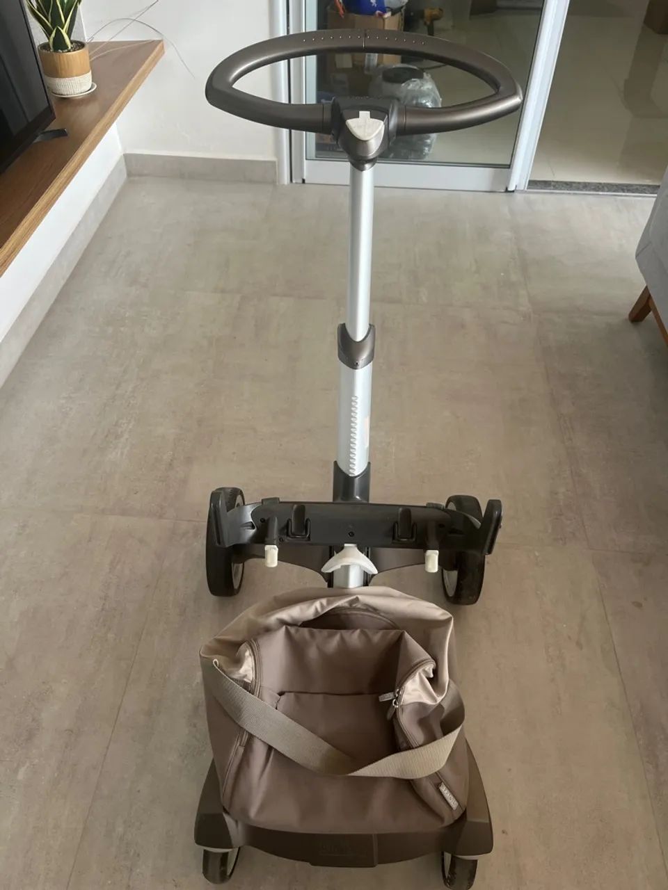VENDO CARRINHO DE BEBÊ-STOKKE
