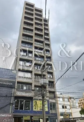 Maravilhosa sala comercial no coração de Curitiba, com 45m², andar alto.