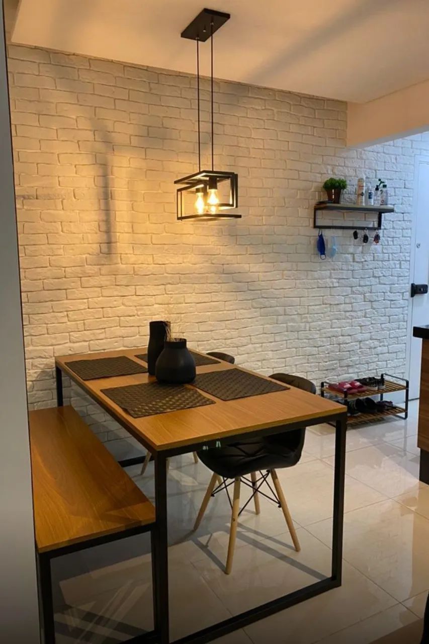 Mesa de Jantar Industrial com Detalhes Modernos