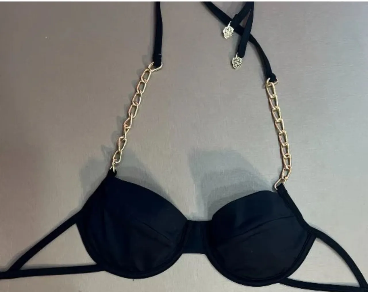 Top de biquíni com detalhes em corrente dourada