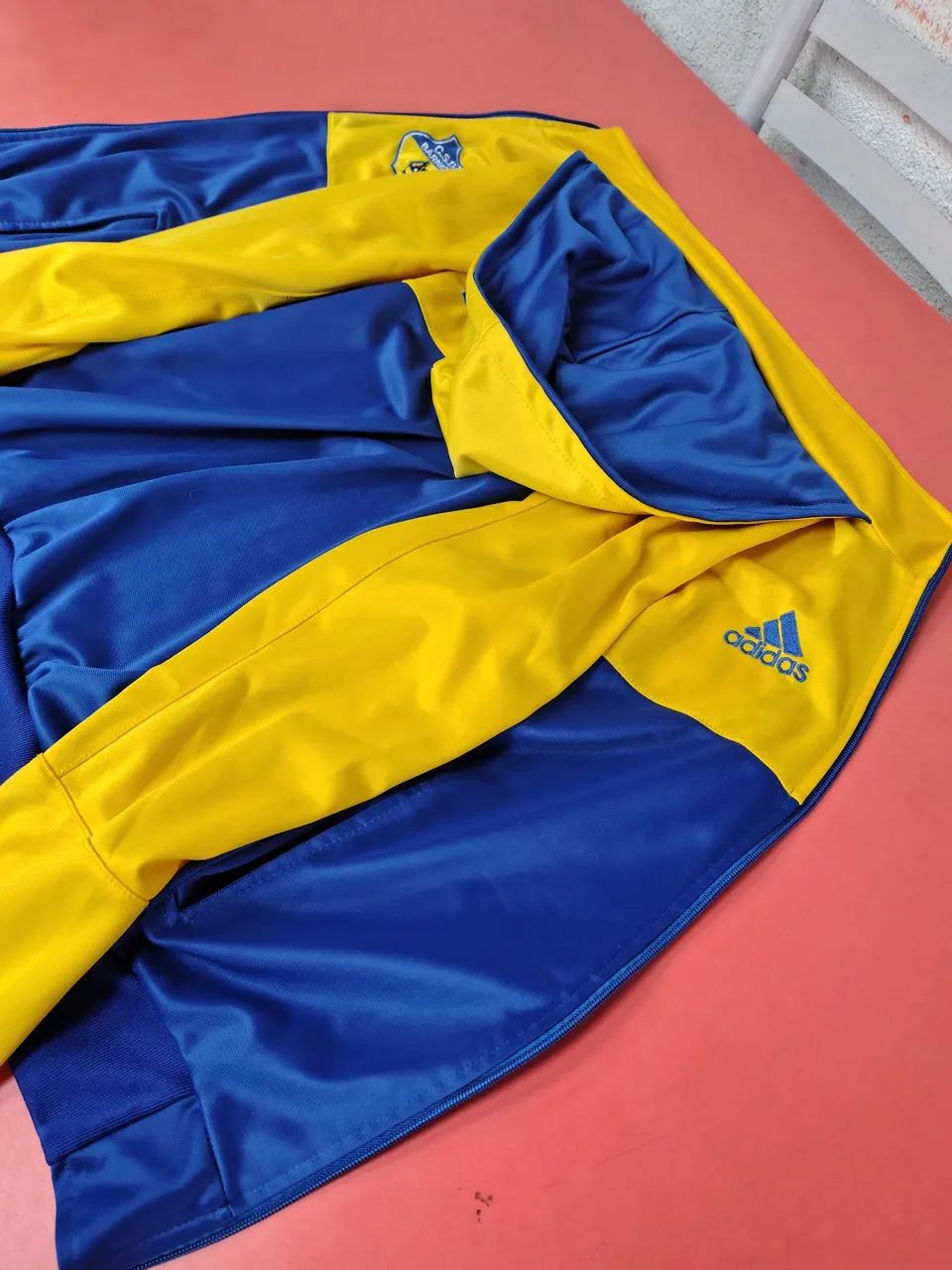 Vendo uma blusa da Adidas tamanho m  - Foto 3