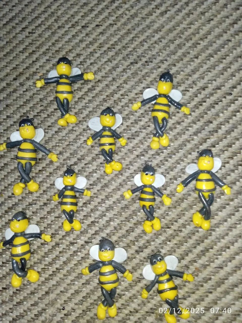 Abelhinhas em biscuit. Kit com dez peças. Em média com 8cm. - Foto 2
