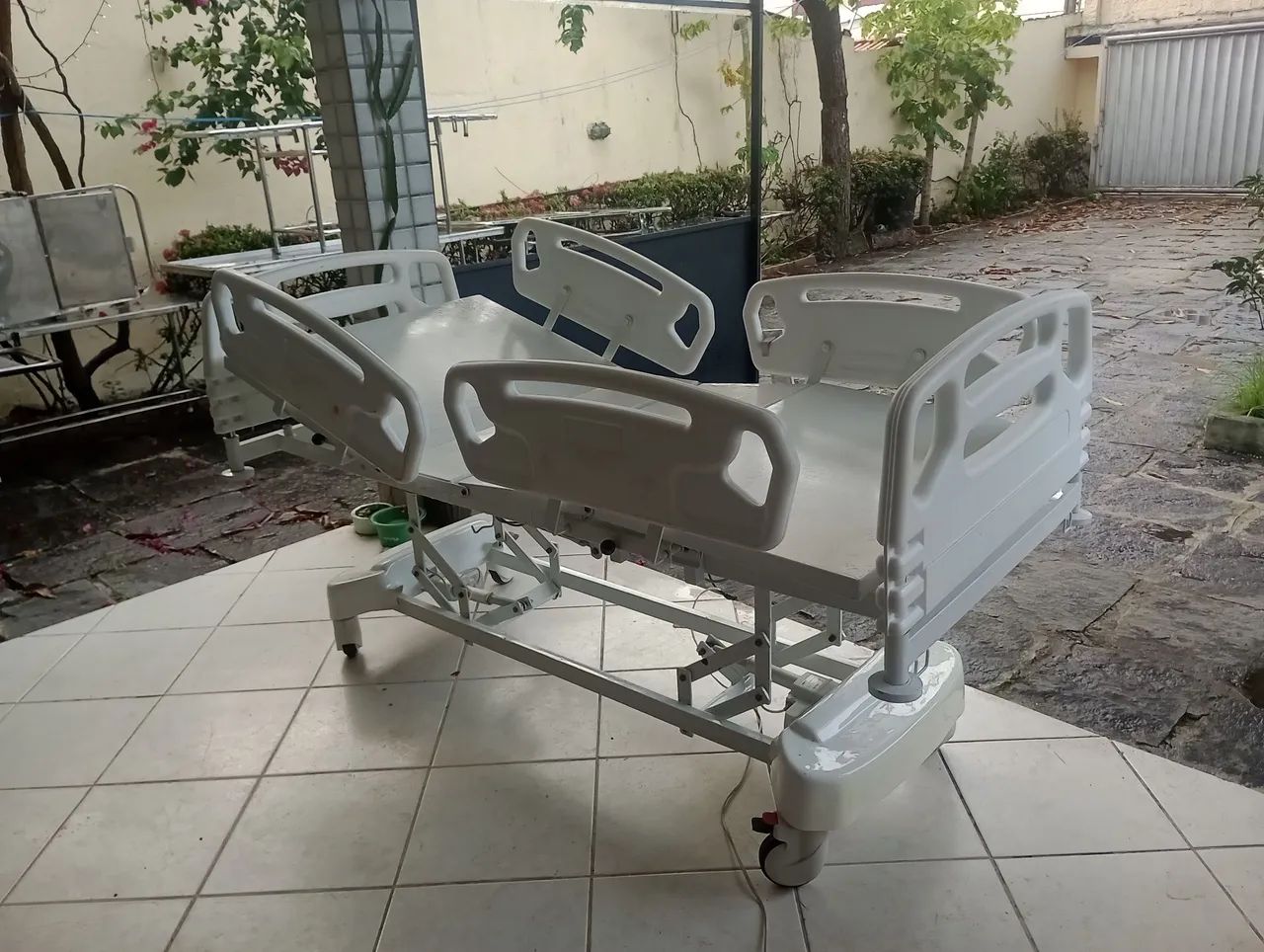 Camas Hospitalares Elétricas Motorizadas 4 Movimentos com Elevação