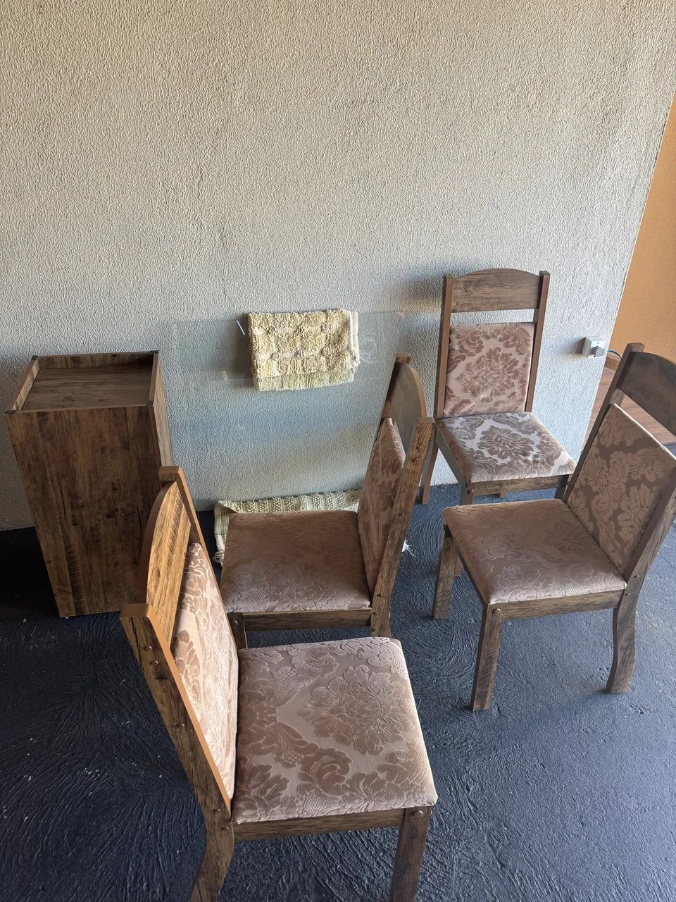 Mesa de madeira com tampo de vidro + 4 cadeiras estofadas - ótimo estado - Foto 3