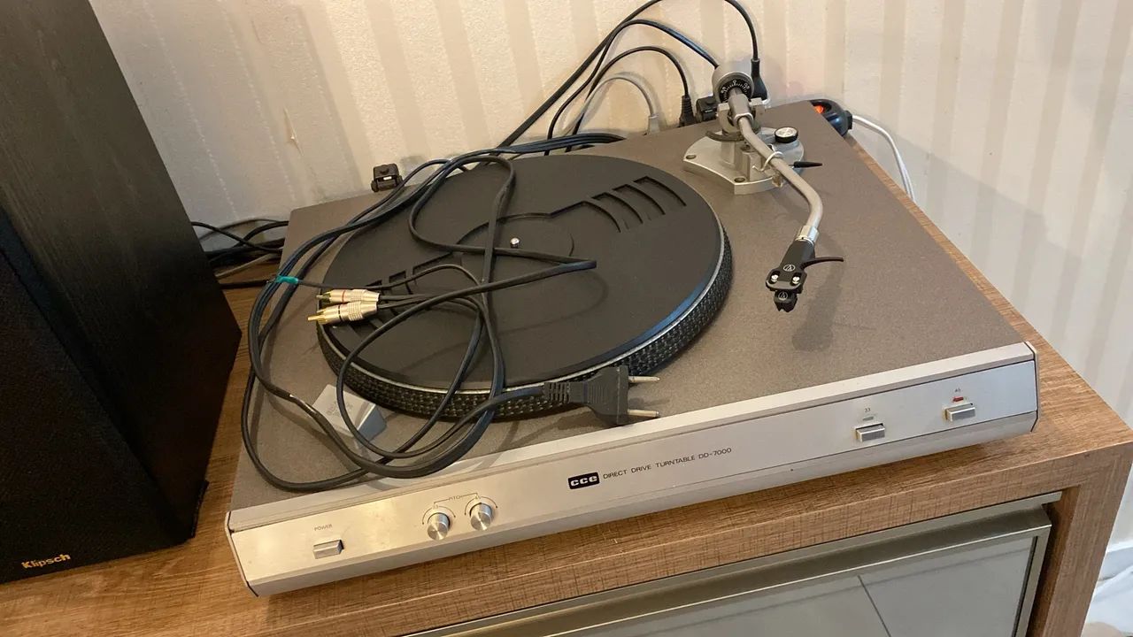 Toca discos CCE  D7000