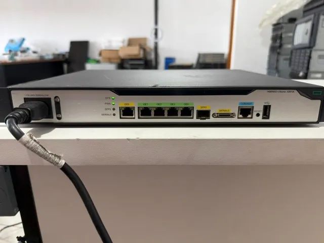 Roteador HPE MSR1002-4 AC Router (JG875A) - Enterprise
