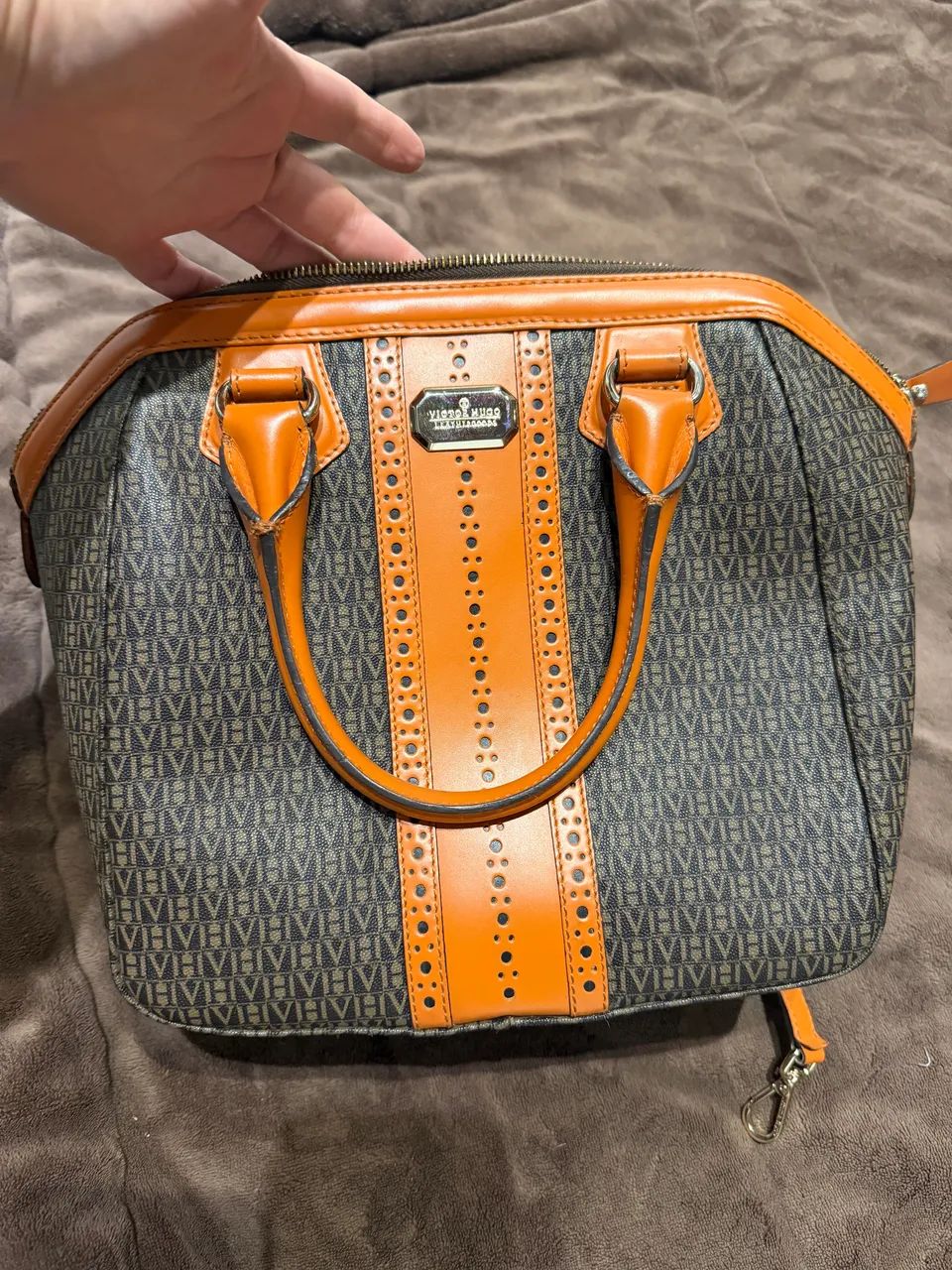 bolsa victor hugo original, com monograma em tons de marrom e detalhes em laranja - Foto 4