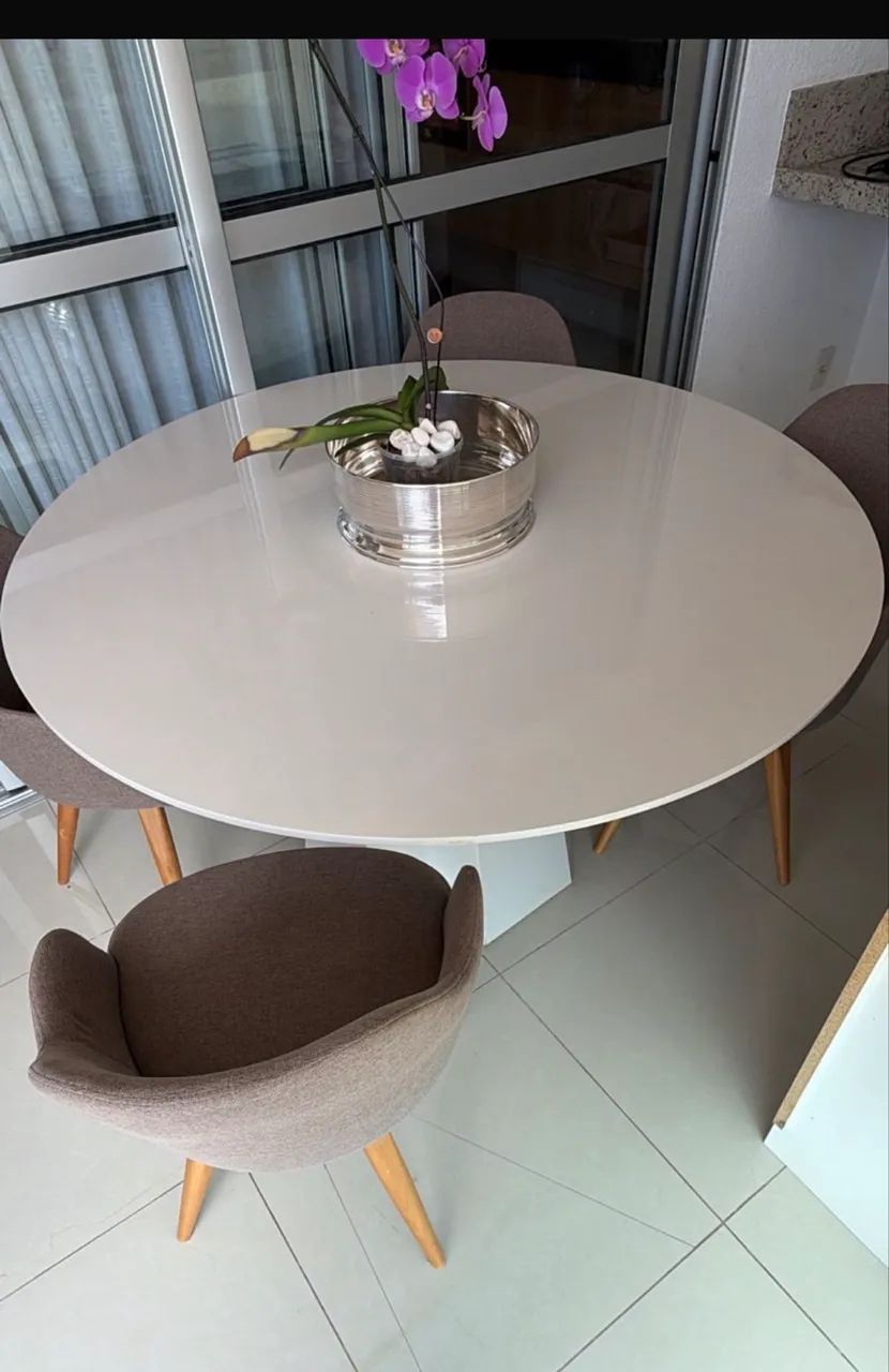 Mesa de Jantar Redonda + 4 Cadeiras Tok&Stok