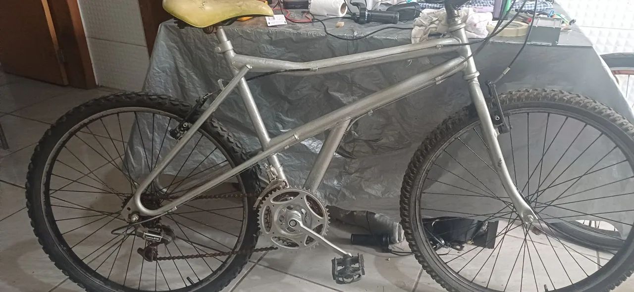 Bicicleta aro 26com marchas cor alumínio no bairro morro das pedras 