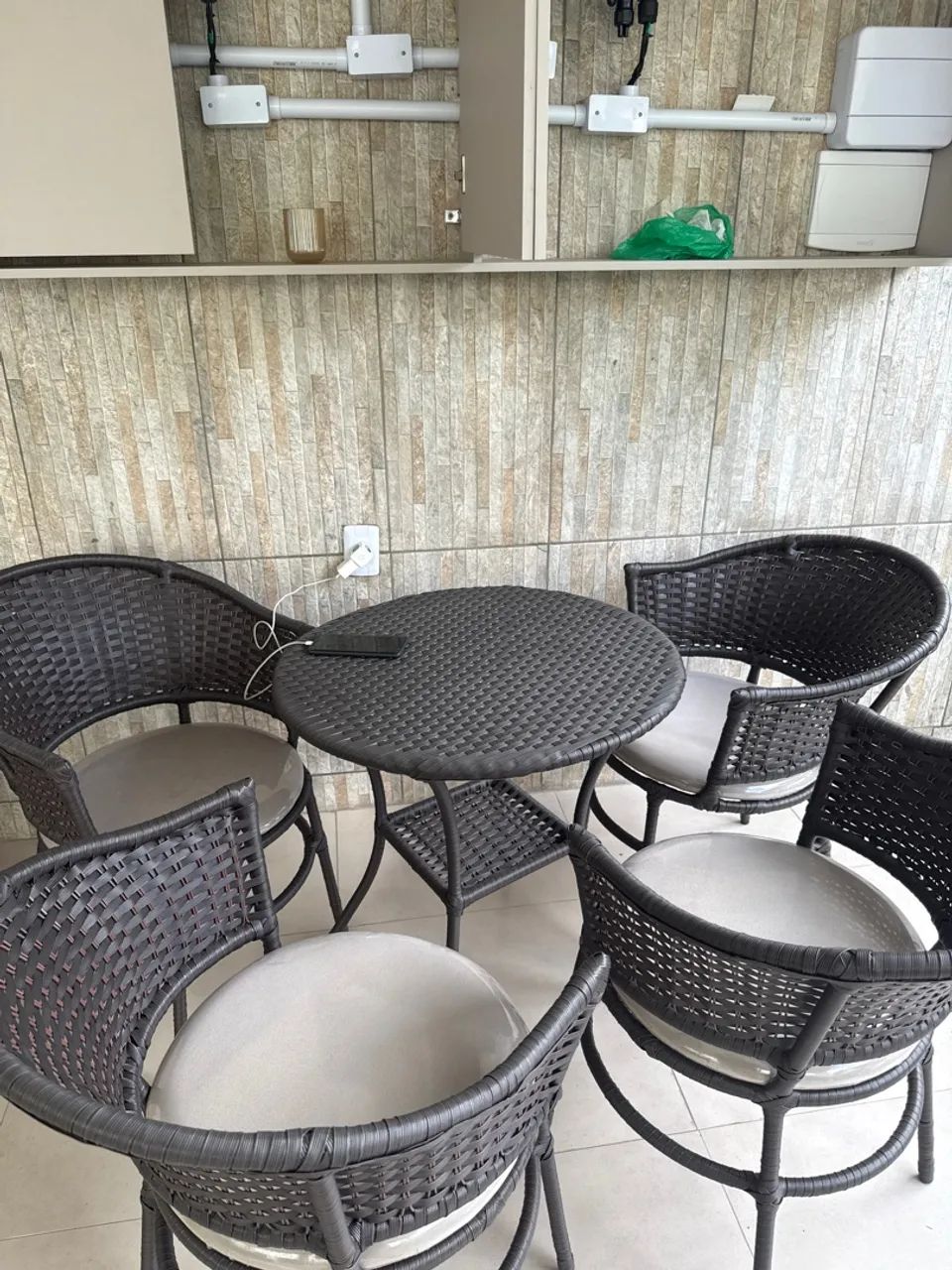 Mesa  com cadeiras 
