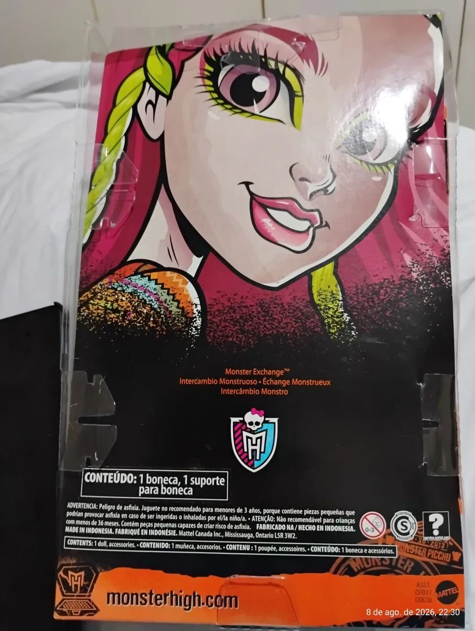 Marisol coxi na caixa aberta