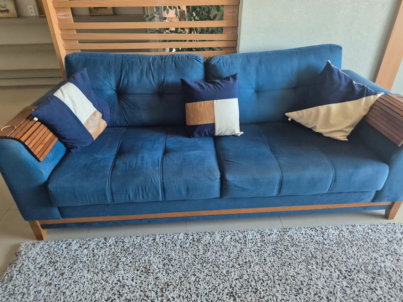 Vendo lindo sofá  cor azul espumas ortopédica  designer  moderno e excelente  qualidade  - Foto 2