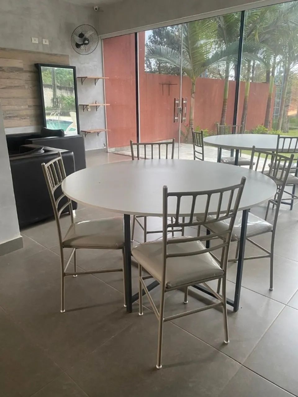 Vende-se conjunto de 6 mesas com 48 cadeiras para evento - Foto 3