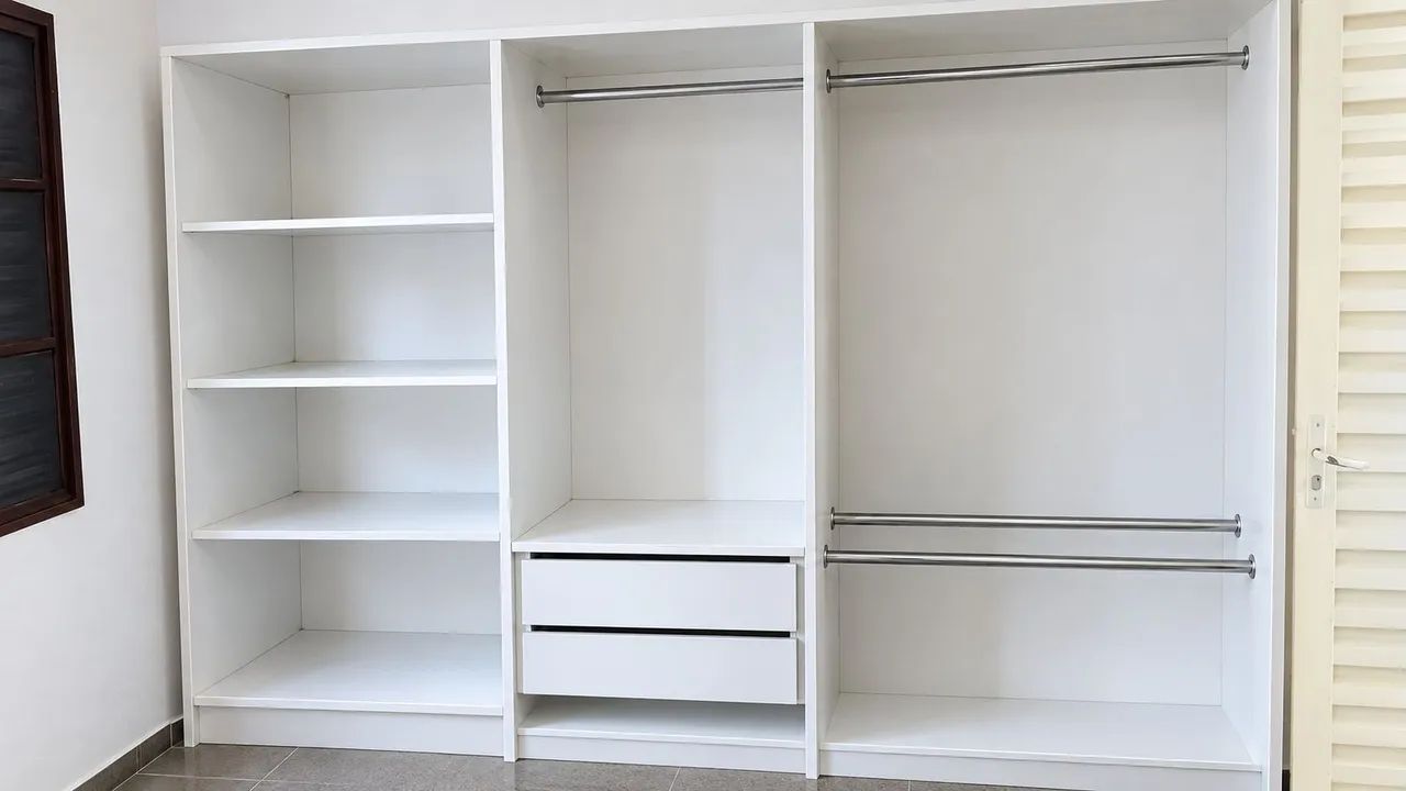 Closet planejado branco com prateleiras e gavetas