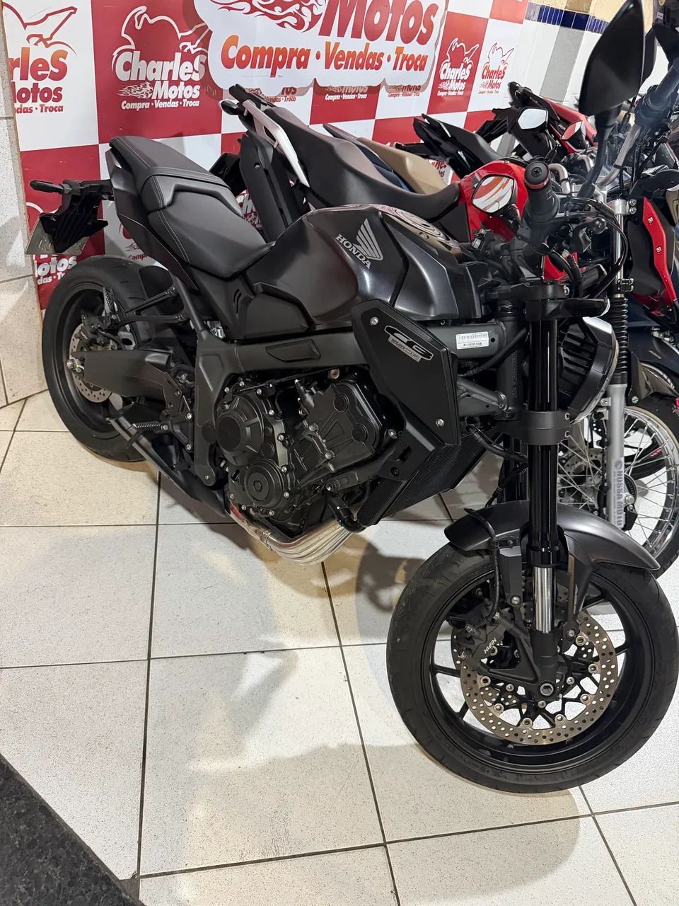 Cb650r 2024 com 3.800km 