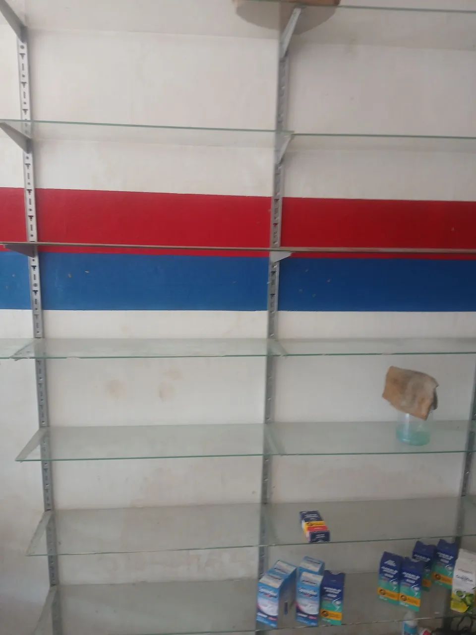 Pratilheiras e Balcão de vidro 