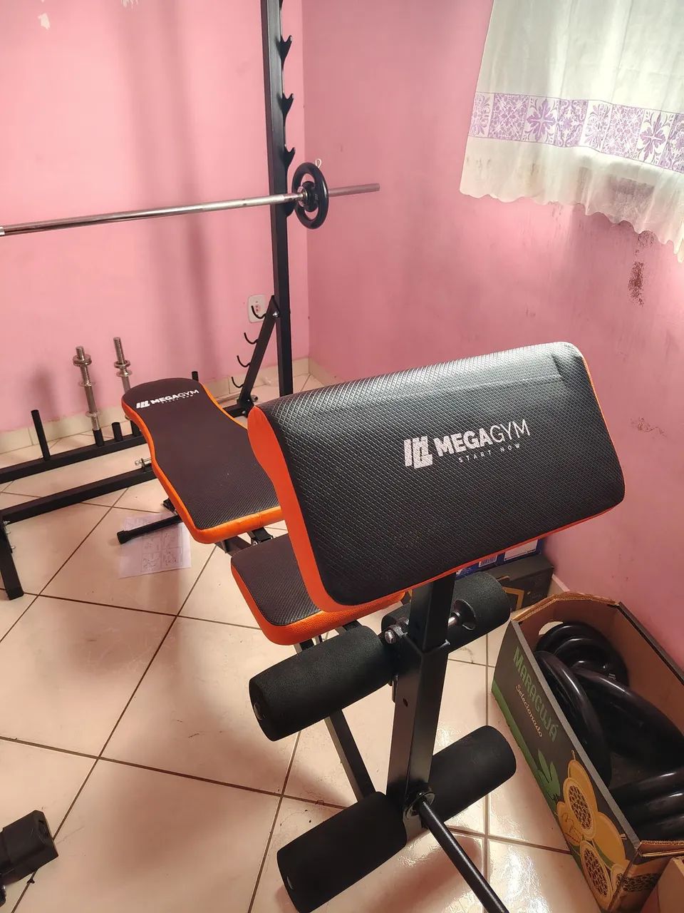 Banco articulado com suporte de halteres 