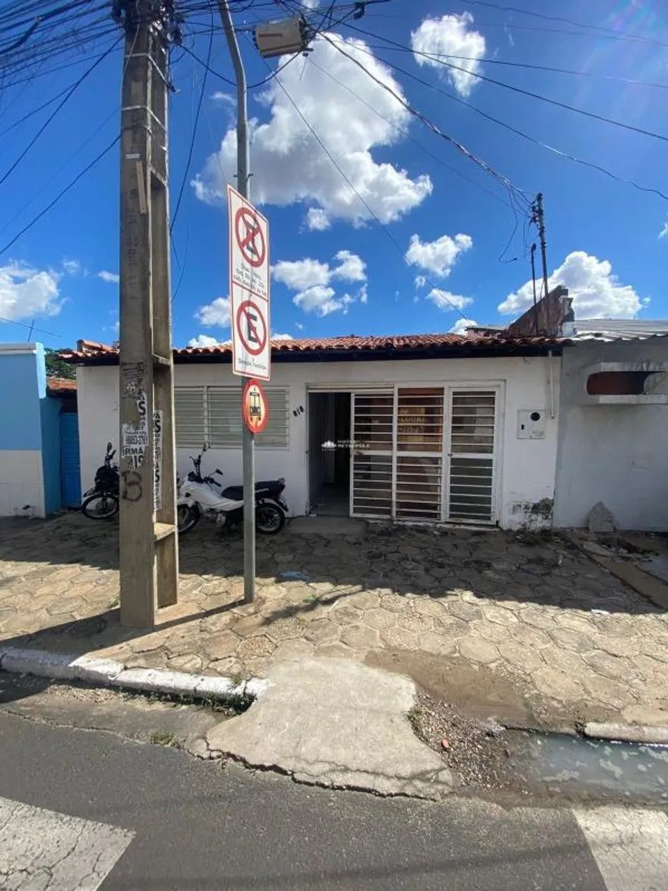 CASA COMERCIAL NO BAIRRO CENTRO COM UMA VAGA DE GARAGEM DESCOBERTA. - Foto 2