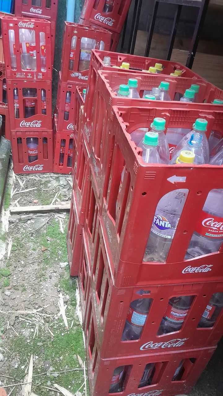 Vasilhames de coca-cola 2 litros vazio com a caixa! - Foto 2
