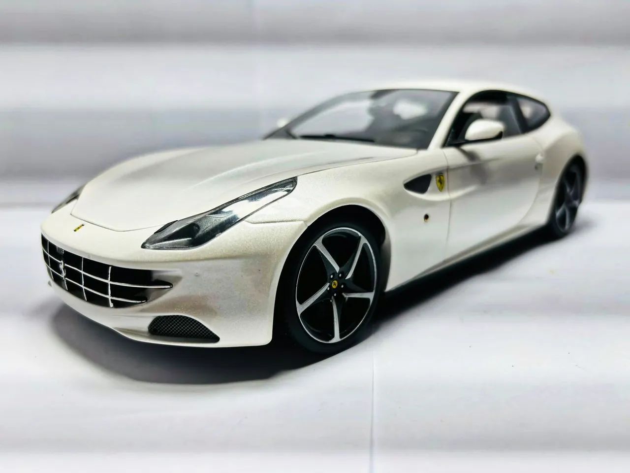 Miniatura Ferrari FF 1/18 Hotwheels 