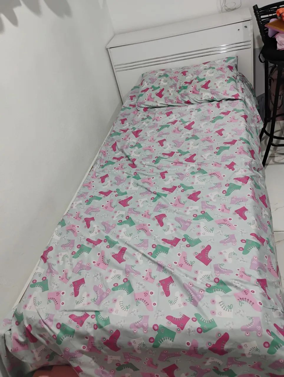 Cama de solteiro com 2 gavetas e baú 64962683394819120