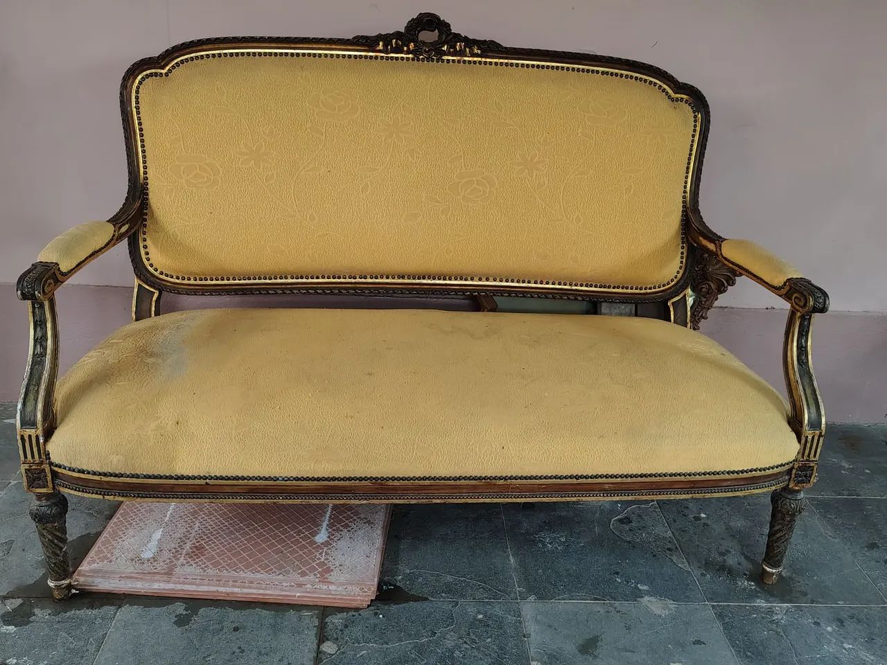 Sofá de madeira estofado amarelo Perfeito Estado 