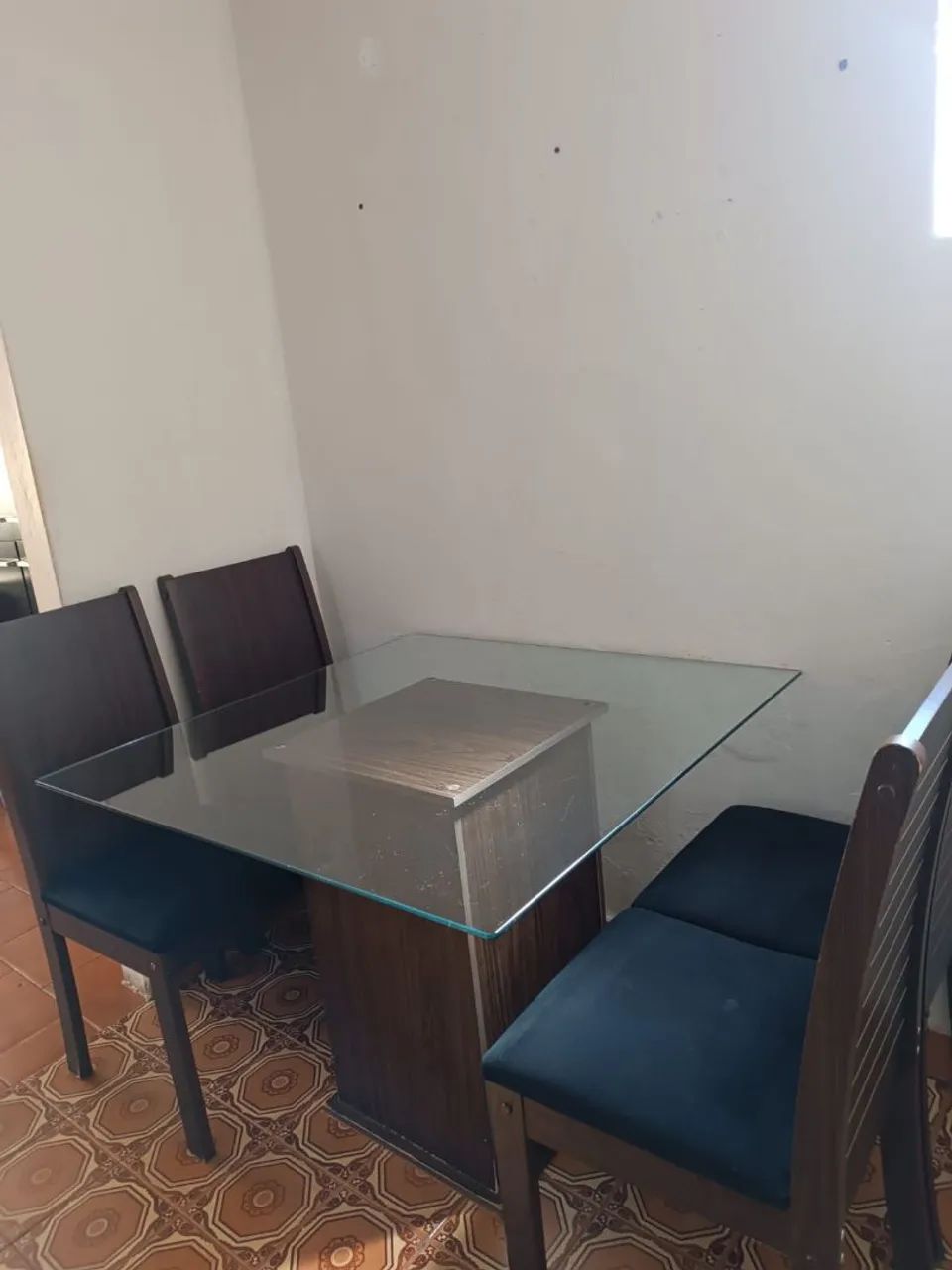 Mesa com 4 cadeiras tampo de vidro