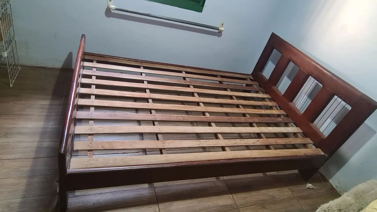 Cama de casal de madeira maciça antiga
