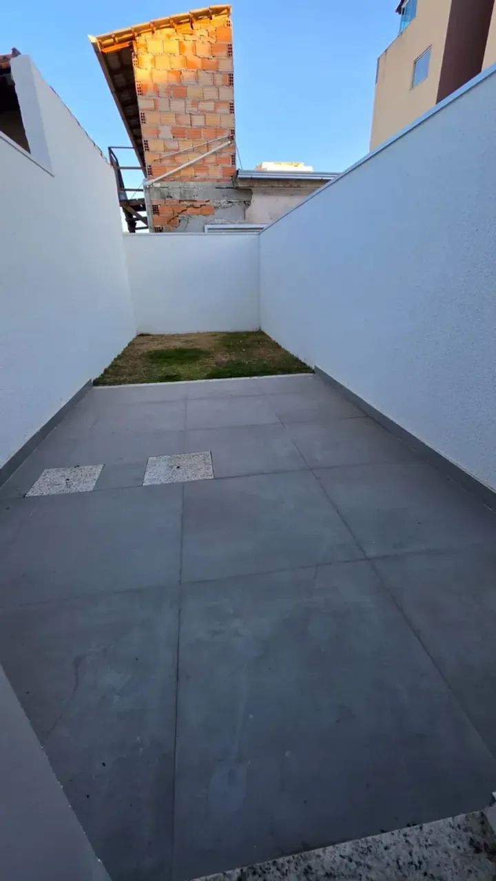 Casa geminada 02 quartos e 02 vagas - Jardim Leblon - Foto 2