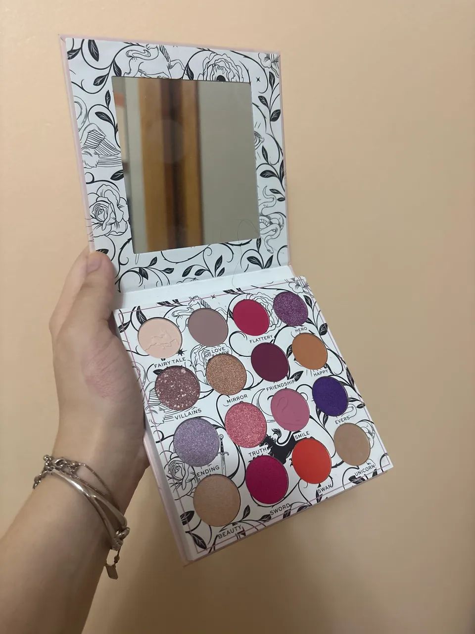 Paleta de sombras revolution escola do bem e do mal  - Foto 2