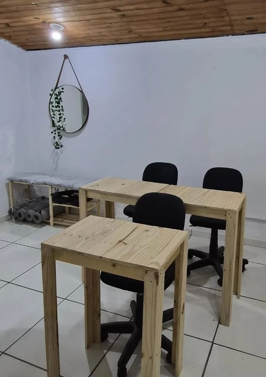Mesas, cadeiras, pufes e decoração