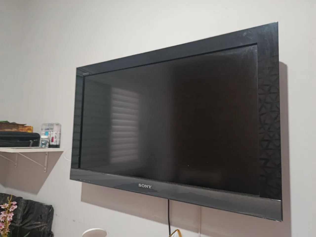 Tv Sony 32 polegadas , funciona muito bem , tem imagem boa e som forte ! 