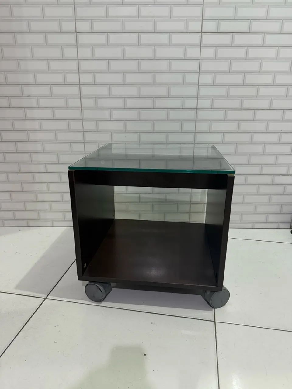 Mesa Lateral / Mesa de Centro com Tampo de Vidro e Rodinhas