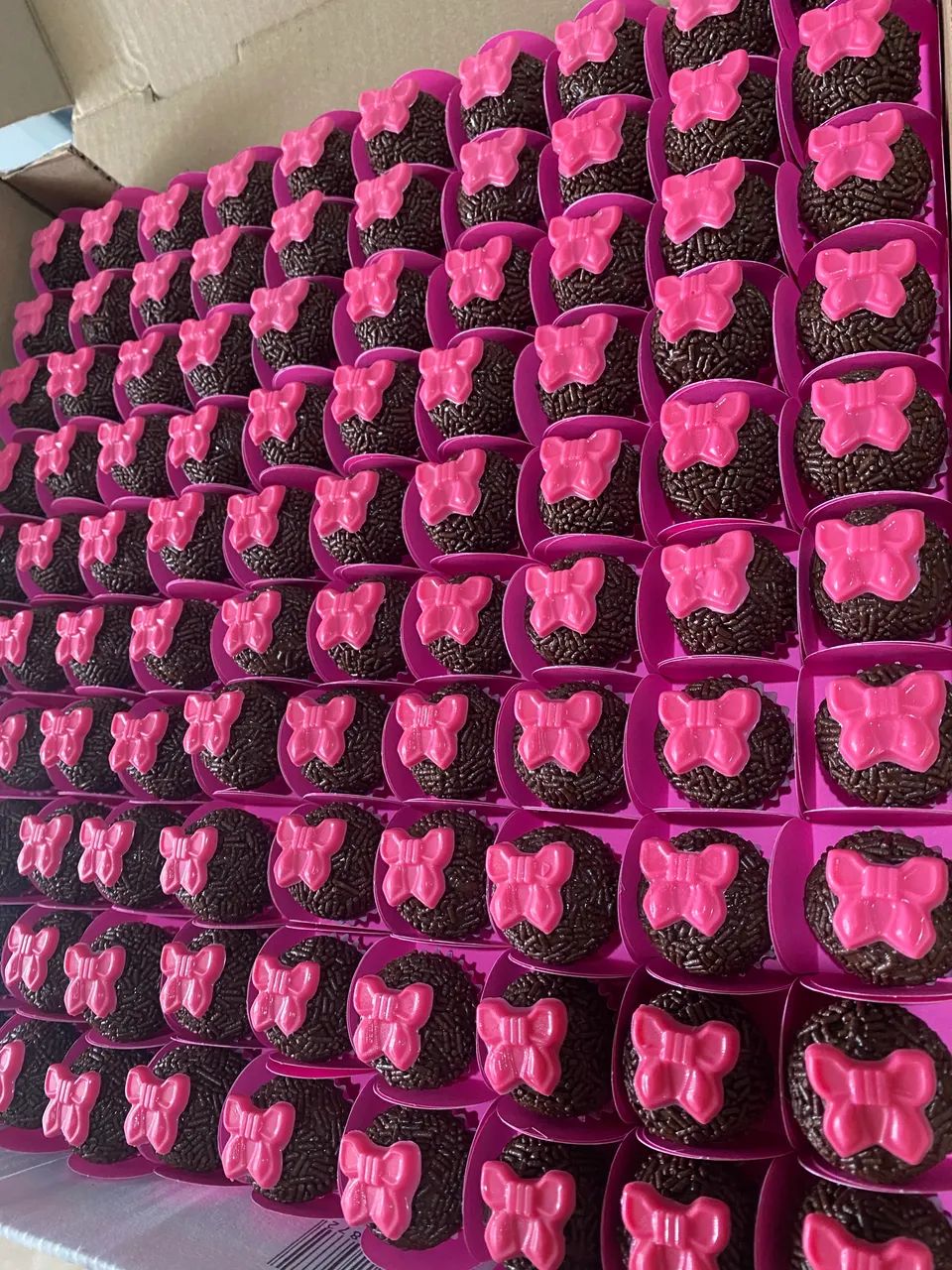 Brigadeiro com laços 