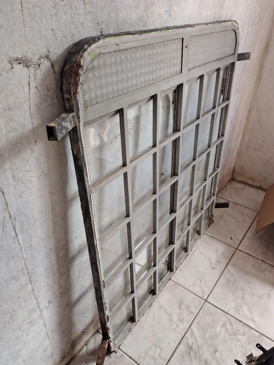 Vende-se Pia e Janelas 