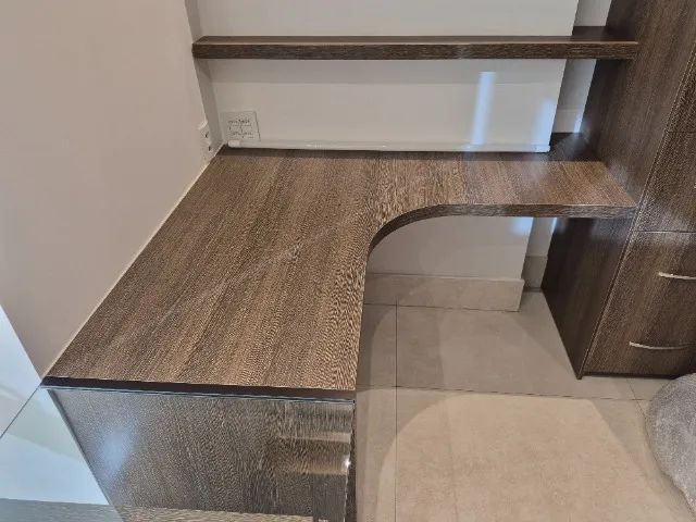 Mesa de escritório em L com tampo em MDF e vidro - Foto 5