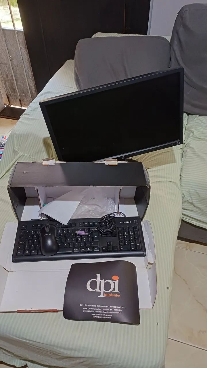 Monitor VGA + Teclado e Mouse com entrada PS/2