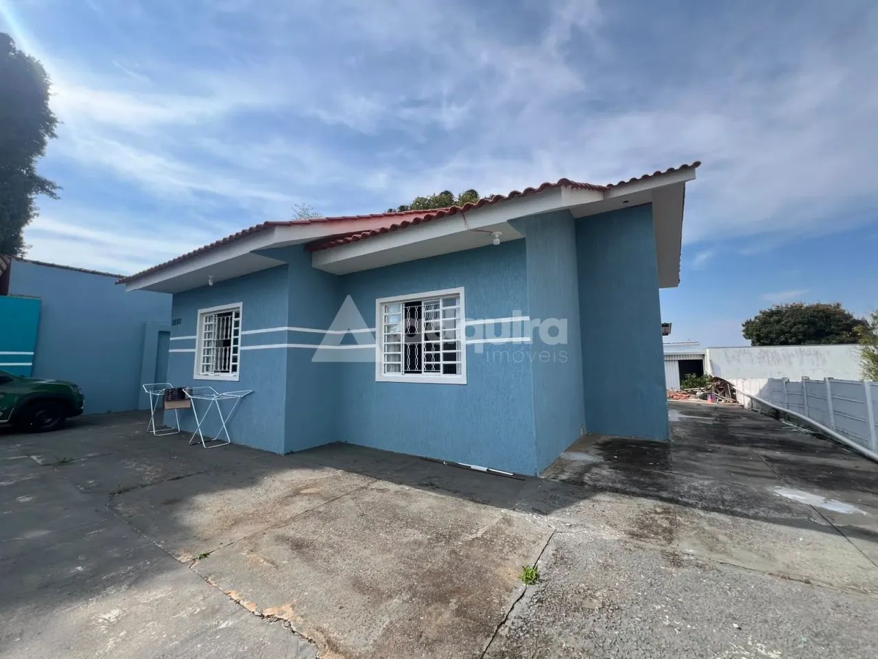 Casa com barracão na Região de Uvaranas