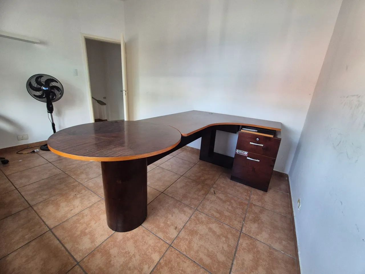 Mesa com tampo giratório 
