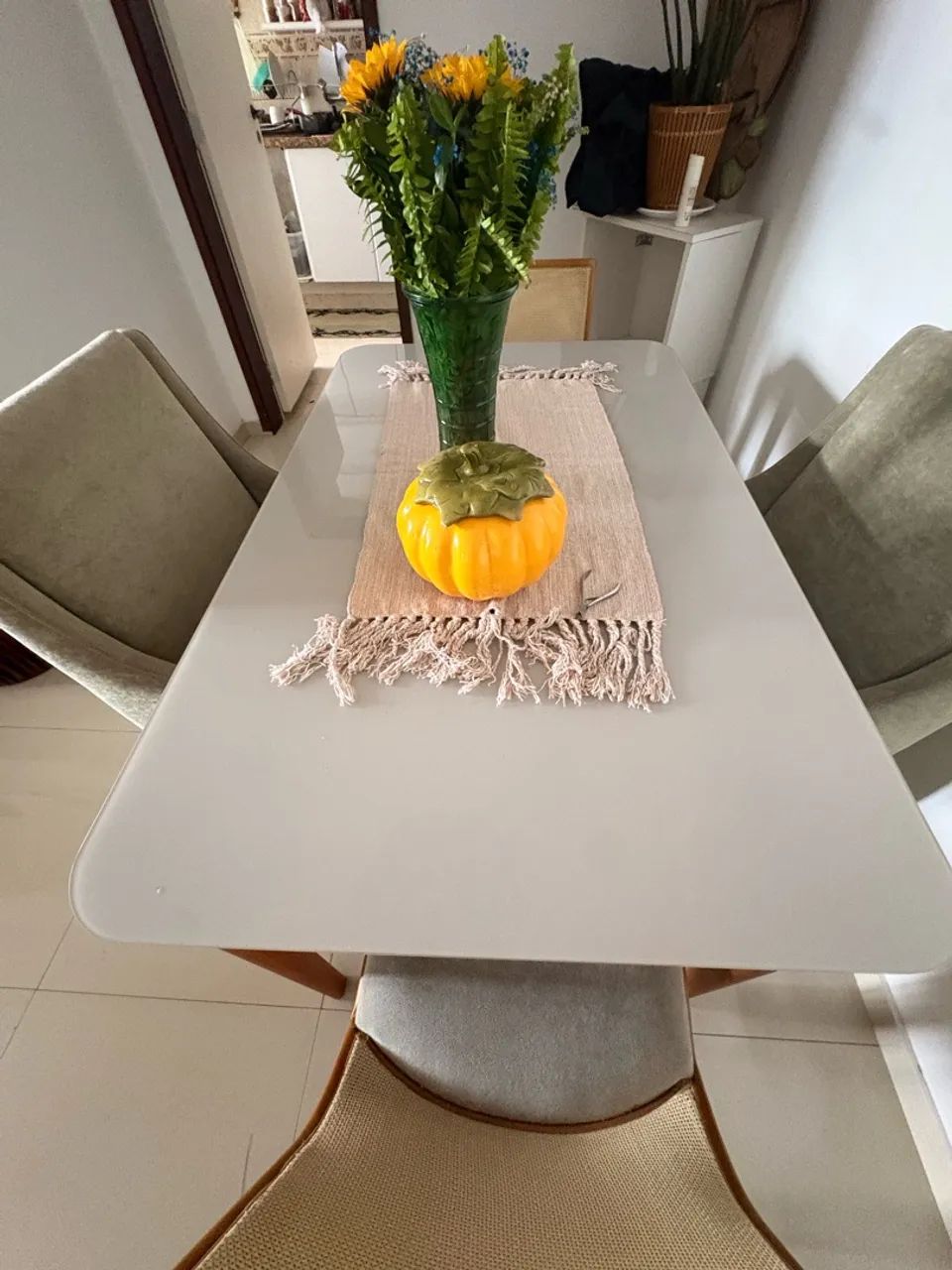Mesa de Madeira Maciça com 4 cadeiras - Foto 3
